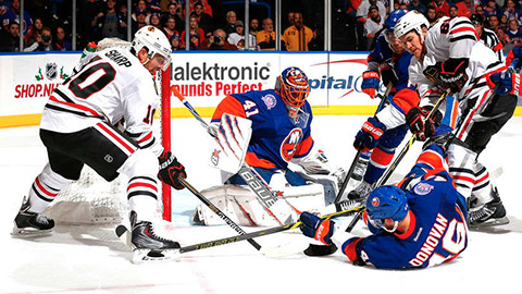 Patrick Sharp v akci před brankou Islanders