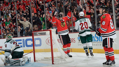 Patrick Sharp a Patrick Kane po brance na 4:3