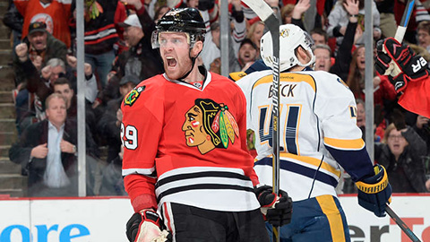 Bryan Bickell se raduje ze své branky na 4:4 v posledním utkání proti Predators