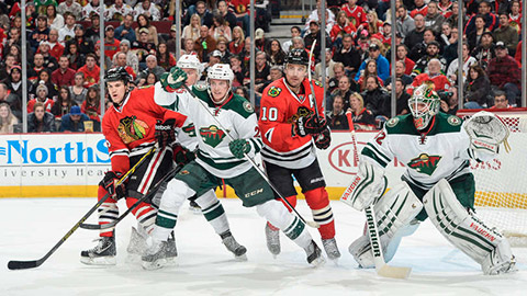 Andrew Shaw a Patrick Sharp před brankou Wild