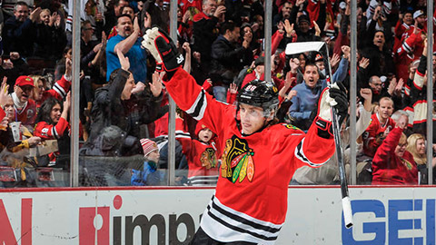 Patrick Kane se raduje ze své 200. branky v NHL