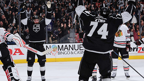 Jeff Carter a Dwight King se radují z gólu na 3:3