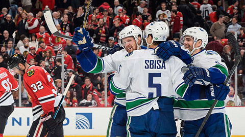 Canucks se radují po vítězné brance