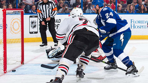 Ryan Callahan střílí jeden z gólů Lightning při únorové výhře 4:0