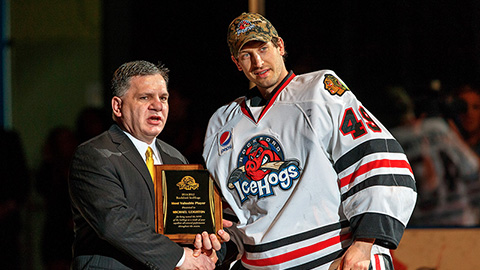 Michael Leighton přebírá cenu od Marka Bernarda, GM Blackhawks pro nižší soutěže