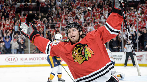 Brandon Saad slaví vstřelený gól na jaře 2015