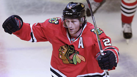 Duncan Keith se raduje po postupové brance