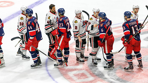 Hráči IceHogs a Griffins si podávají ruce