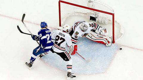 Johnny Oduya v souboji před brankou Blackhawks