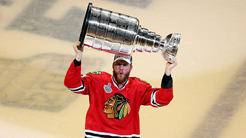 Bryan Bickell se Stanley Cupem v roce 2015