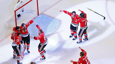 Hráči Blackhawks slaví těsně po skončení zápasu