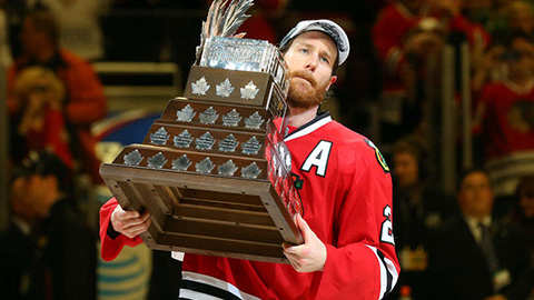 Duncan Keith s trofejí pro nejužitečnějšího hráče playoff 2015