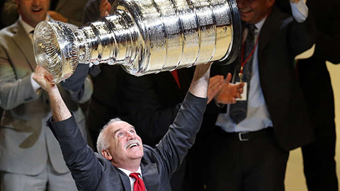 Trenér Joel Quenneville s pohárem