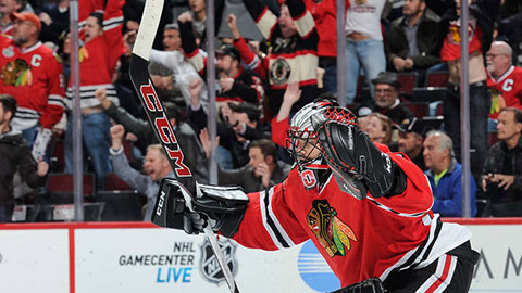 Corey Crawford se raduje z čisté konta 26. října proti Anaheimu