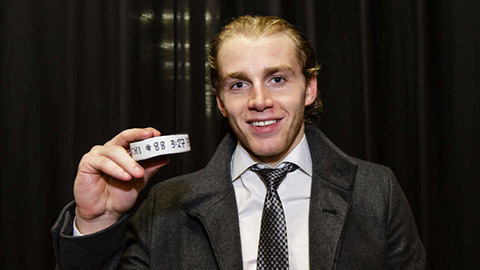 Patrick Kane s pukem, kterým vyrovnal rekord Bobbyho Hulla