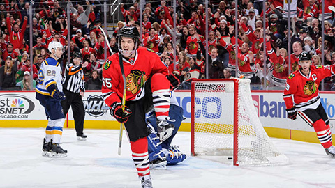 Andrew Shaw se raduje z druhé branky Hawks