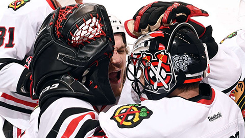 Andrew Shaw a Corey Crawford po utkání