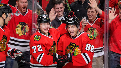 Artemi Panarin a Patrick Kane slaví jednu z branek do sítě Bruins