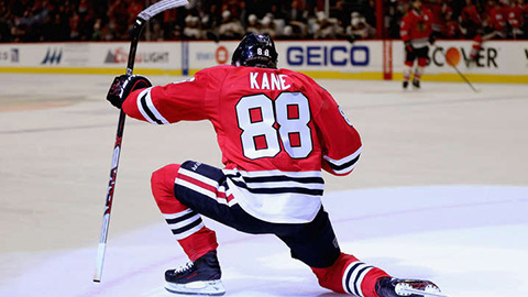 Patrick Kane zdolal hranici 100 bodů