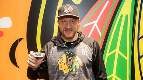 Hossa s pukem, kterým vstřelil svůj 500. gól v NHL