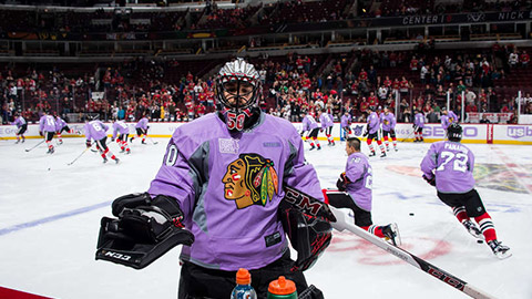 Corey Crawford při rozbruslení