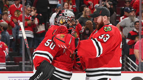 Corey Crawford se raduje s kolegou Darlingem z čisté konta