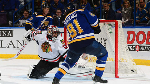 Corey Crawford zasahuje v šanci kanonýra Tarasenka