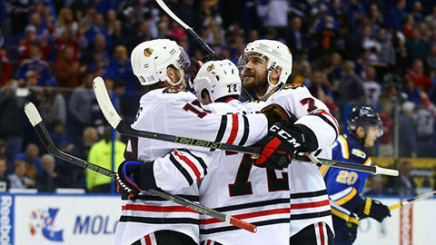 Hráči Blackhawks slaví vítěznou trefu