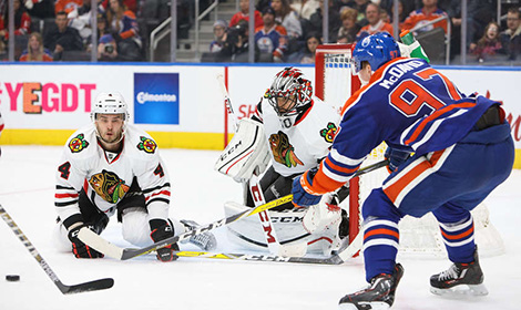 Connor McDavid u branky Blackhawks