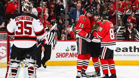 Blackhawks se radují z Anisimovova gólu na 2:2