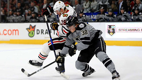 Jonathan Toews v souboji s Paulem LaDuem