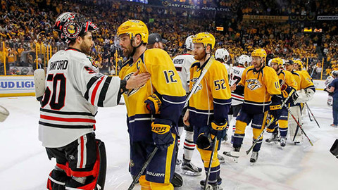 Brankář Corey Crawford si podává ruku s kapitánem Preds Mikem Fisherem