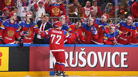 Artemi Panarin oslavuje svůj gól v nájezdech