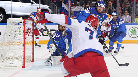 Artemi Panarin střílí svůj první gól do italské sítě