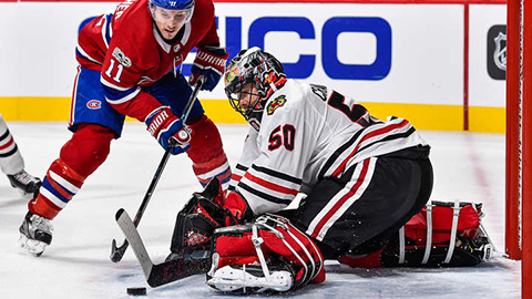 Corey Crawford při zákroku proti Gallagherovi