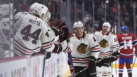 Alex DeBrincat slaví svůj první gól v soutěži