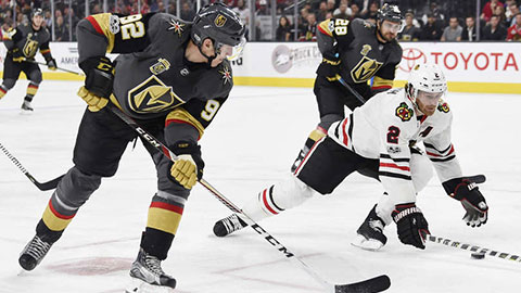 Tomáš Nosek a Duncan Keith při utkání ve Vegas