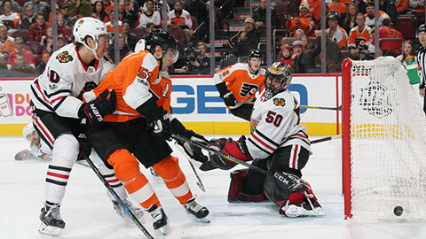 Valtteri Filppula v šanci před brankou Blackhawks