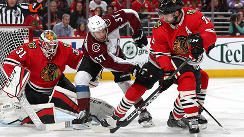 Brent Seabrook v souboji před brankou Hawks