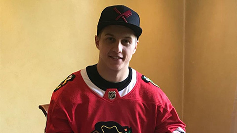 Dominik Kahun při podpisu smlouvy