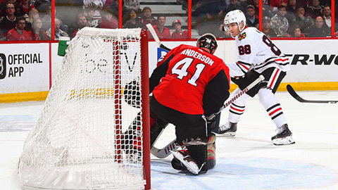 Patrick Kane při vítězné brance (© Andrea Cardin/NHLI via Getty Images)