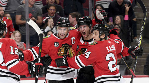 Brandon Saad slaví svou první branku v sezoně (© Bill Smith/NHLI via Getty Images)