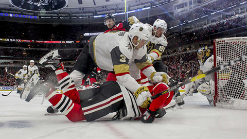 Momentka z utkání Chicaga s Vegas (© Chase Agnello-Dean/NHLI via Getty Images)