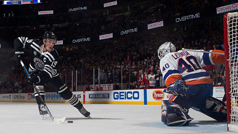 Jonathan Toews při svém nájezdu (© Chase Agnello-Dean/NHLI via Getty Images)