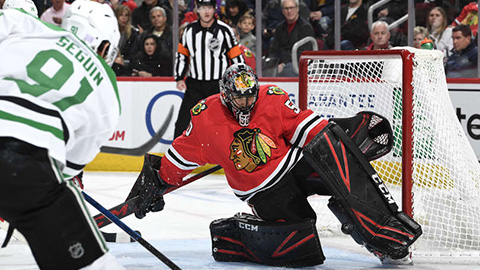 Corey Crawford zasahuje (© Bill Smith/NHLI via Getty Images)