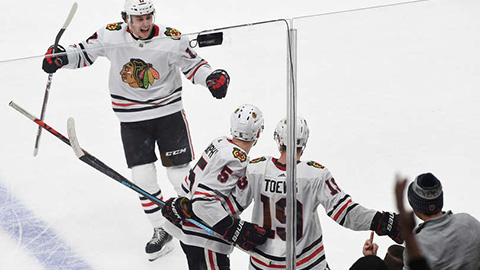 Jonathan Toews slaví vítězný gól (© Steve Babineau/NHLI via Getty Image)