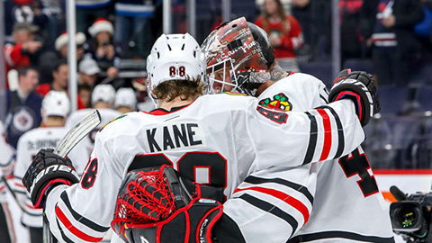 Patrick Kane a Robin Lehner (© )