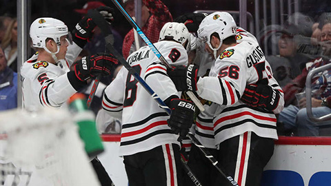 Hráč Blackhawks slaví gól (© Matthew Stockman/Getty Images)