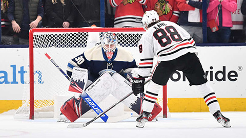 Patrick Kane při vítězném nájezdu (© Jamie Sabau/NHLI via Getty Images)