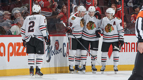  Hráči Blackhawks slaví první gól (© Andre Ringuette/NHLI via Getty Images)